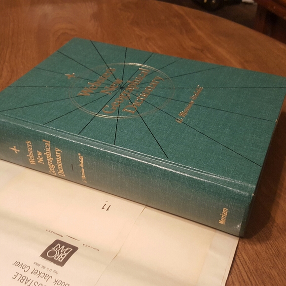 1977 WEBSTER'S NEW GEOGRAPHICAL DICTIONARY EUC - Picture 8 of 12